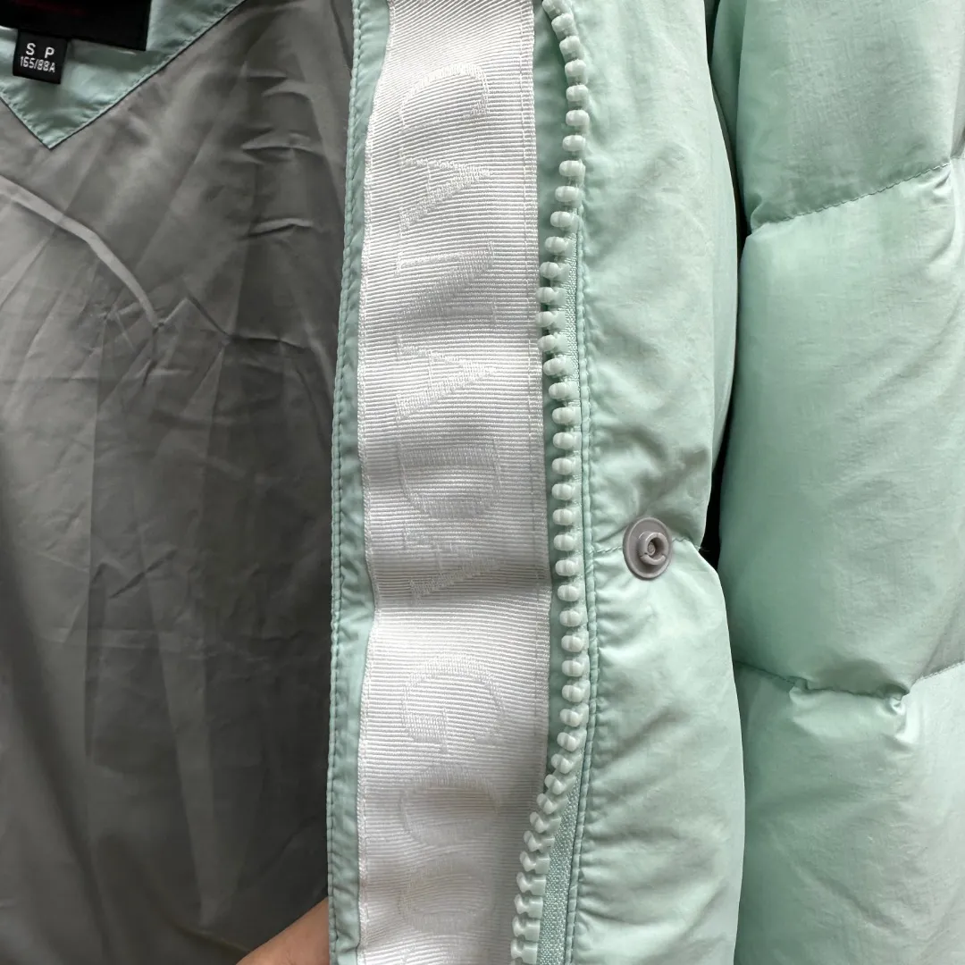 P780 𝗖𝗔𝗡𝗔𝗗𝗔 𝗚𝗢𝗢𝗦𝗘/Canada Goose capsule series macaron white label down jacket Fabric: Made of soft EnduraLuxe fabric imported from DuPont, CORDURA, USA, which enhances the durability of easy-to-wear parts, is lightweight and durable; the liner is made of 400T anti-velvet gallbladder, which is comfortable, soft and non-velvet. Hat: It has a detachable hood, which can be adjusted in two directions, and is also filled with down, which brings greater softness and wrapping around the head and neck, and is full of warmth. This parka has white trim at the back and around the hood, and the hood hardware is all original and custom-made to match the soft color of the fabric. Goose logo: The official website’s new series of large goose logos made of silicone, non-embroidered logos. Length: Fit hip-length. Accessories: The chest chain and pocket chain are all customized by YKK zipper company, and the zippers are consistent with the original color of the clothes; the zipper placket and inner straps are customized with the original Canada Goose logo; the cuffs are made of cashmere ribbing to increase comfort and lock in heat. Pockets: 3 exterior pockets: Fleece-lined hand-warmer pockets with two-way zipper closure for easy access. Security pocket with zipper closure under fly; 2 interior pockets: drop-in pocket Colors: Melt Blue, Moonlight Lime, Soft Pink, Beichen White Sizes: 𝗫𝗦-𝗦-𝗠